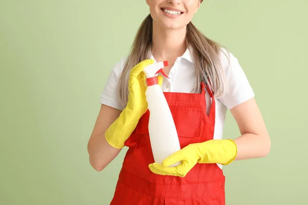 Junge Frau Mit Waschmittel Auf Farbigem Hintergrund — Stockfoto