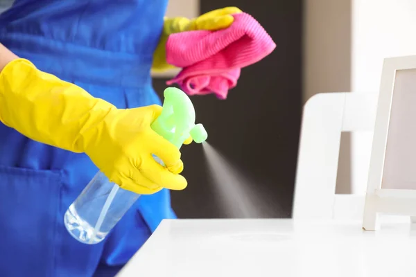 Jovem Limpando Seu Apartamento Close — Fotografia de Stock