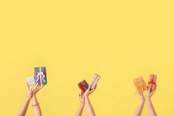 Mãos Com Caixas Presente Fundo Cor — Fotografia de Stock