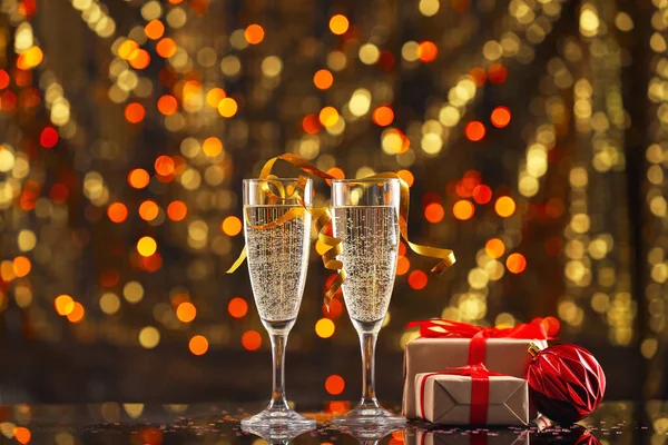 Composizione Anno Nuovo Con Champagne Contro Luci Sfocate — Foto Stock