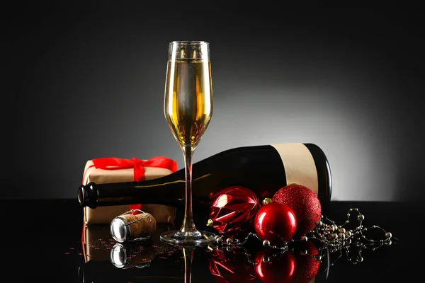 暗い背景にシャンパンと新年の組成物 — ストック写真