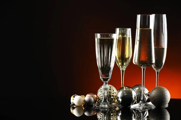 Yeni Yıl Kompozisyonu Koyu Arkaplanda Şampanya — Stok fotoğraf