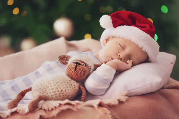 Bonito Bebê Chapéu Papai Noel Dormindo Casa — Fotografia de Stock