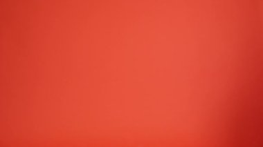 Renkli arkaplanda paketlenmiş bavul