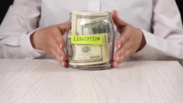 Mujer Con Ahorros Para Educación Sentada Mesa Primer Plano — Vídeos de Stock