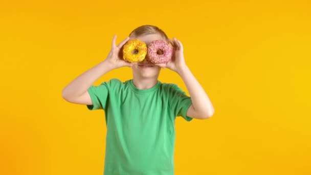 Engraçado Menino Com Donuts Fundo Cor — Vídeo de Stock