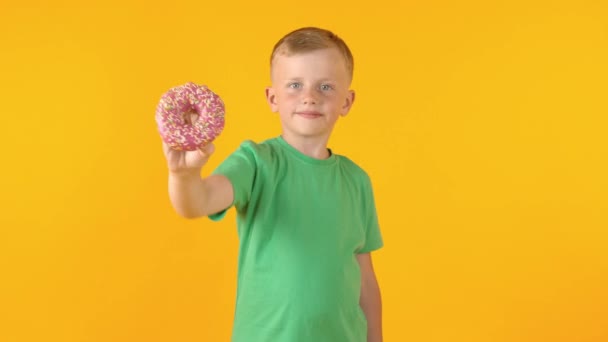 Lustiger Kleiner Junge Mit Donut Zeigt Daumen Hoch Geste Auf — Stockvideo