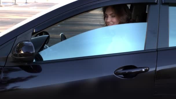 Щаслива Молода Жінка Сидить Машині — стокове відео