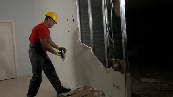 Constructor Masculino Rompiendo Pared Tablero Yeso Interiores — Vídeos de Stock