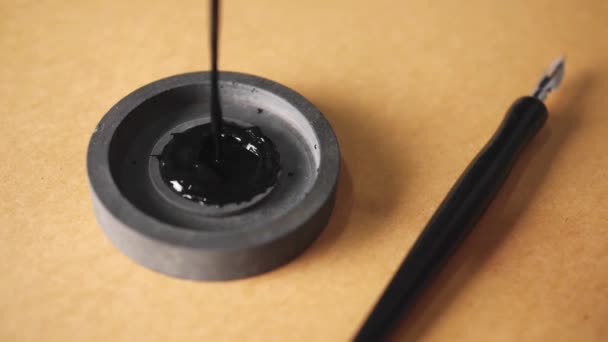 Verter Tinta Una Olla Sobre Papel Con Pluma — Vídeos de Stock