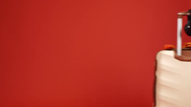 Упакованный Чемодан Шлепанцами Наушниками Цветном Фоне — стоковое видео