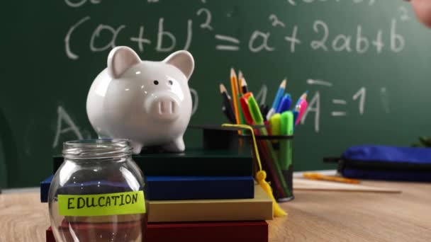 Hombre Ahorrando Dinero Para Educación — Vídeos de Stock