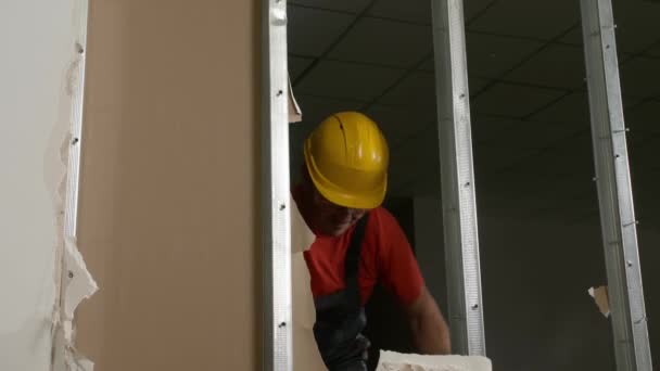 Mannelijke Bouwer Breekt Gipsplaten Wand Binnen — Stockvideo