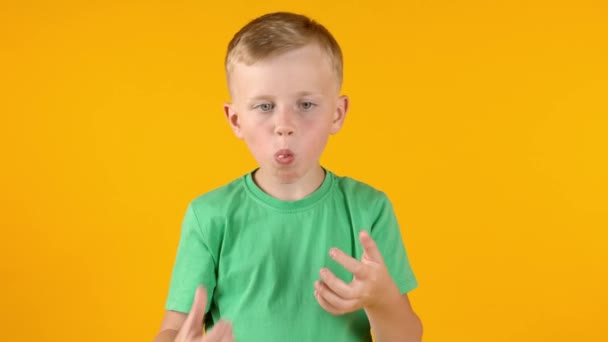 Engraçado Menino Comendo Saboroso Donut Cor Fundo — Vídeo de Stock