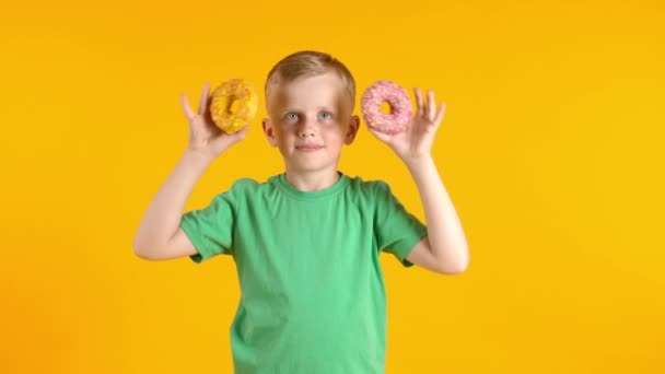 Engraçado Menino Com Donuts Fundo Cor — Vídeo de Stock