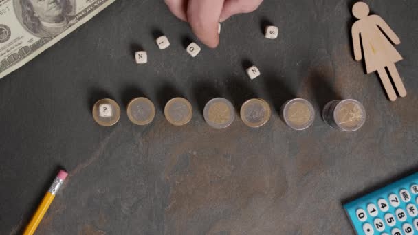 黑色背景下堆叠硬币和词缀的构图 — 图库视频影像