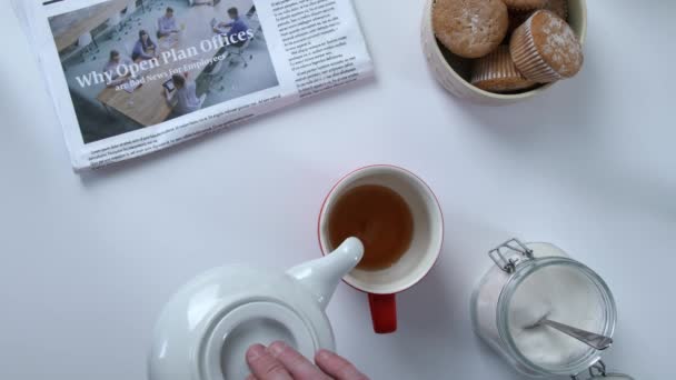 Hombre Joven Haciendo Taza Mesa Vista Superior — Vídeos de Stock