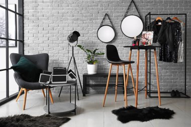 Modern soyunma odasının şık iç mekanı.