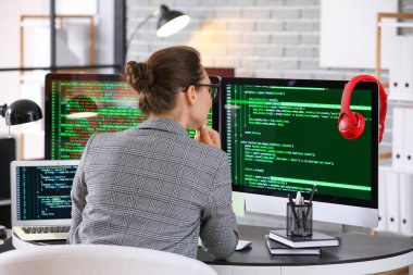 Ofiste çalışan kadın programcı