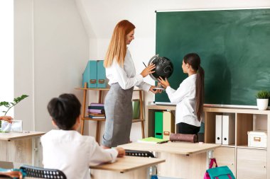 Sınıfta öğretmenlik dersi.