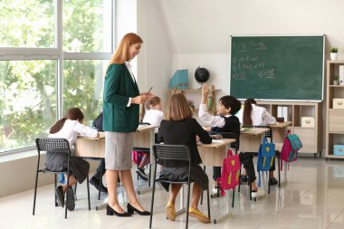 Sınıfta öğretmenlik dersi.