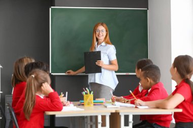 Sınıfta öğretmenlik dersi.