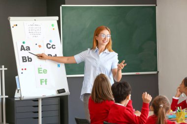 Sınıfta öğretmenlik dersi.