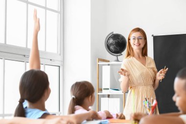 Sınıfta öğretmenlik dersi.