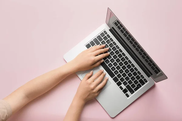Mãos Femininas Com Laptop Moderno Fundo Cor — Fotografia de Stock