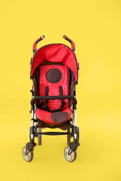 Moderne Kinderwagen Auf Farbigem Hintergrund — Stockfoto