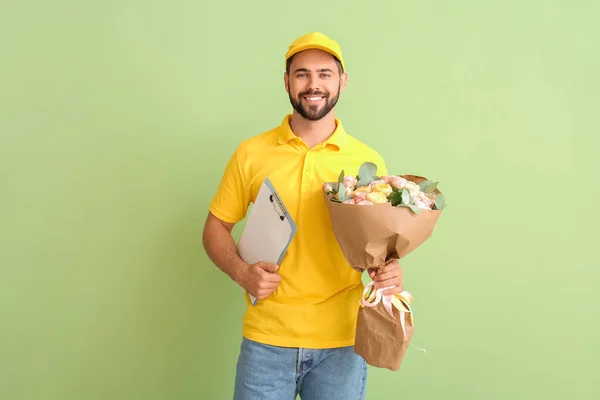 Entrega Homem Com Buquê Flores Fundo Cor — Fotografia de Stock