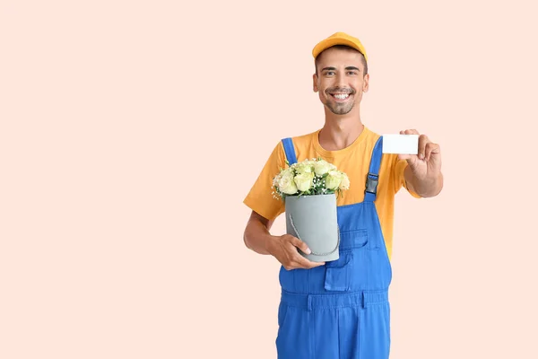 Entrega Homem Com Buquê Flores Cartão Visita Sobre Fundo Cor — Fotografia de Stock