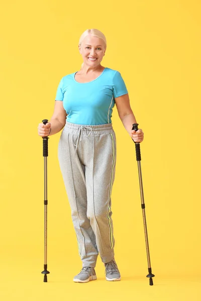 Renkli Sırıkla Yürüyen Olgun Bir Kadın — Stok fotoğraf