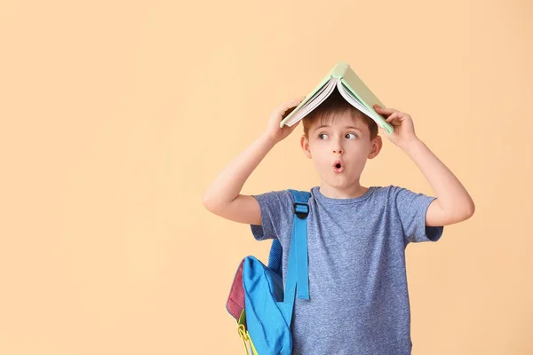 Kleine Schooljongen Met Boek Kleur Achtergrond — Stockfoto