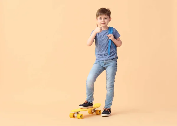 Kleiner Schuljunge Mit Skateboard Auf Farbigem Hintergrund — Stockfoto