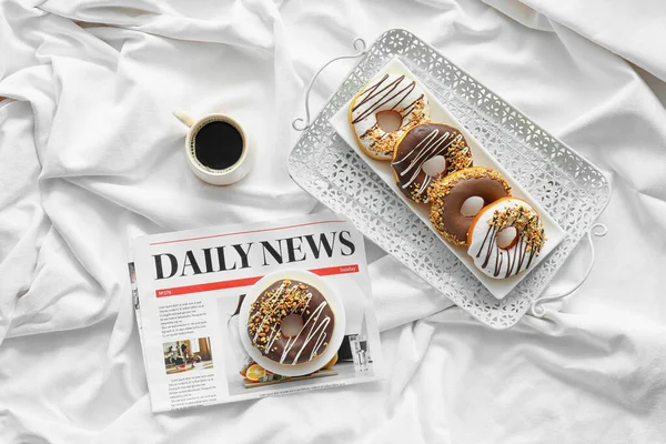 Composição Com Saborosos Donuts Café Cama — Fotografia de Stock