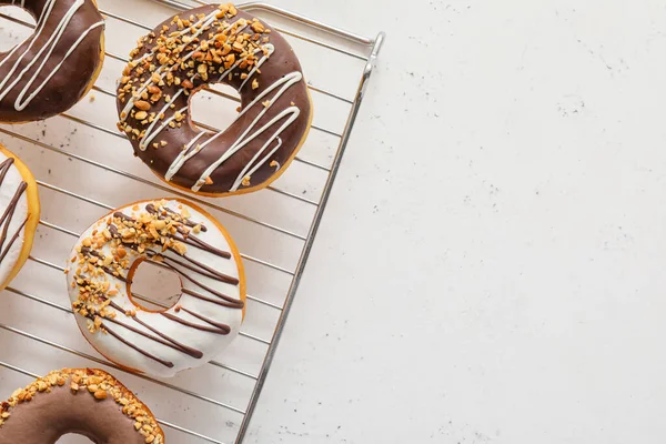 Kühlregal Mit Leckeren Donuts Auf Hellem Hintergrund — Stockfoto