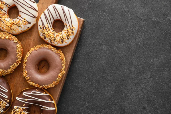 Tafel Mit Leckeren Donuts Auf Dunklem Hintergrund — Stockfoto