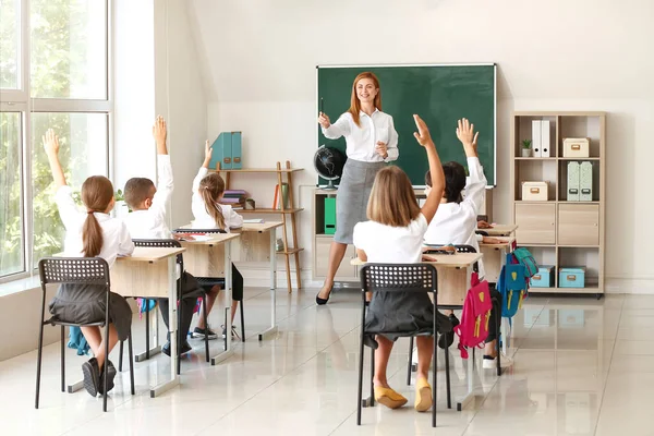 Teacher Conducting Lesson Classroom — Stock Photo, Image