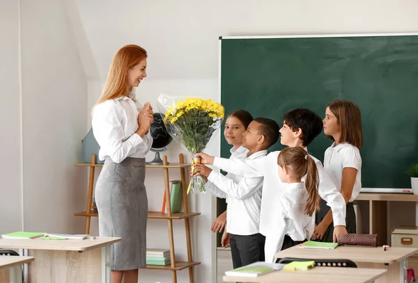 Iskolások Köszöntik Tanárukat Osztályteremben — Stock Fotó