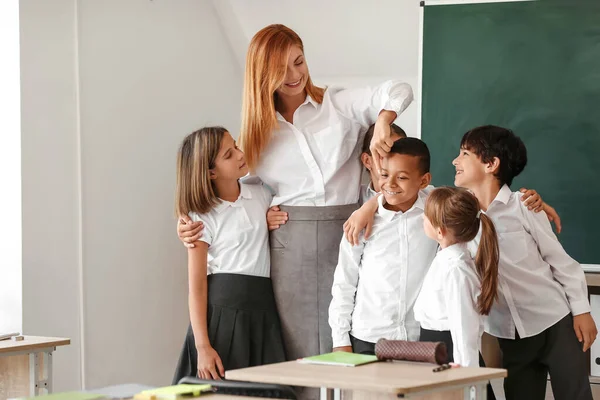 Gyerekek Tanárral Osztályteremben — Stock Fotó
