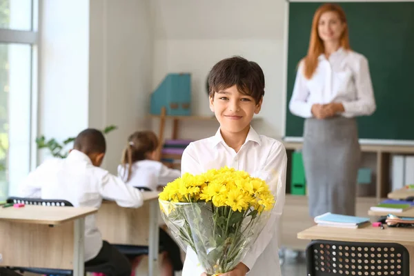 Pequeño Colegial Con Ramo Para Profesor Aula —  Fotos de Stock