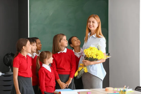Crianças Idade Escolar Cumprimentando Seu Professor Sala Aula — Fotografia de Stock
