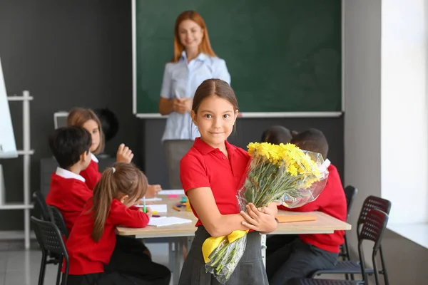 Pequena Colegial Com Buquê Para Seu Professor Sala Aula — Fotografia de Stock