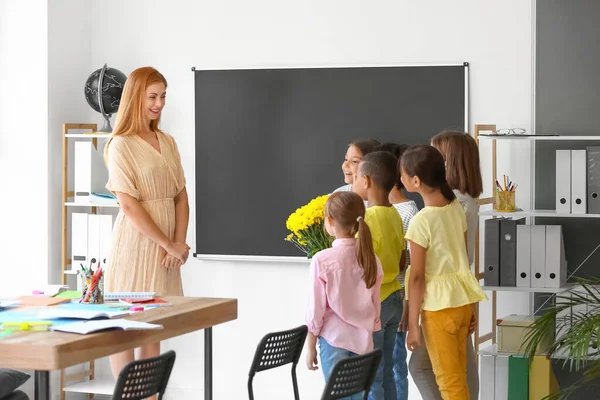 Los Escolares Saludan Maestro Aula — Foto de Stock