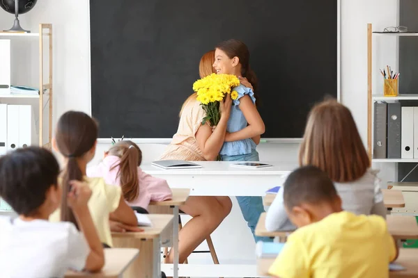 Kisiskolás Lány Üdvözli Tanárát Osztályteremben — Stock Fotó