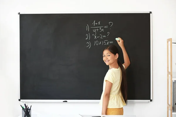 Schattig Klein Schoolmeisje Schrijven Schoolbord Klas — Stockfoto