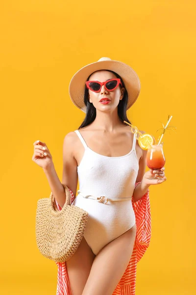 Beautiful Young Woman Beachwear Cocktail Color Background — Stock Photo, Image