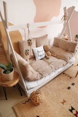 Rahat yataklı, modern çocuk odası.
