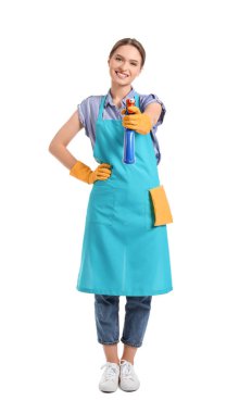 Beyaz arka planda deterjanı olan genç bir kadın.